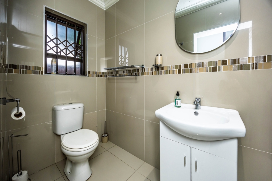 To Let 5 Bedroom Property for Rent in Cove Rock Eastern Cape